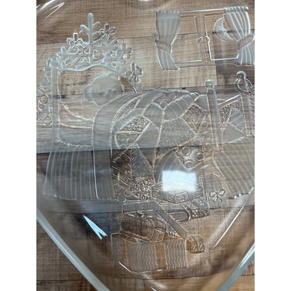 Heart-Shaped Frosted Glass Plate With Bedtime Scene Etching - Picture 3 of 4